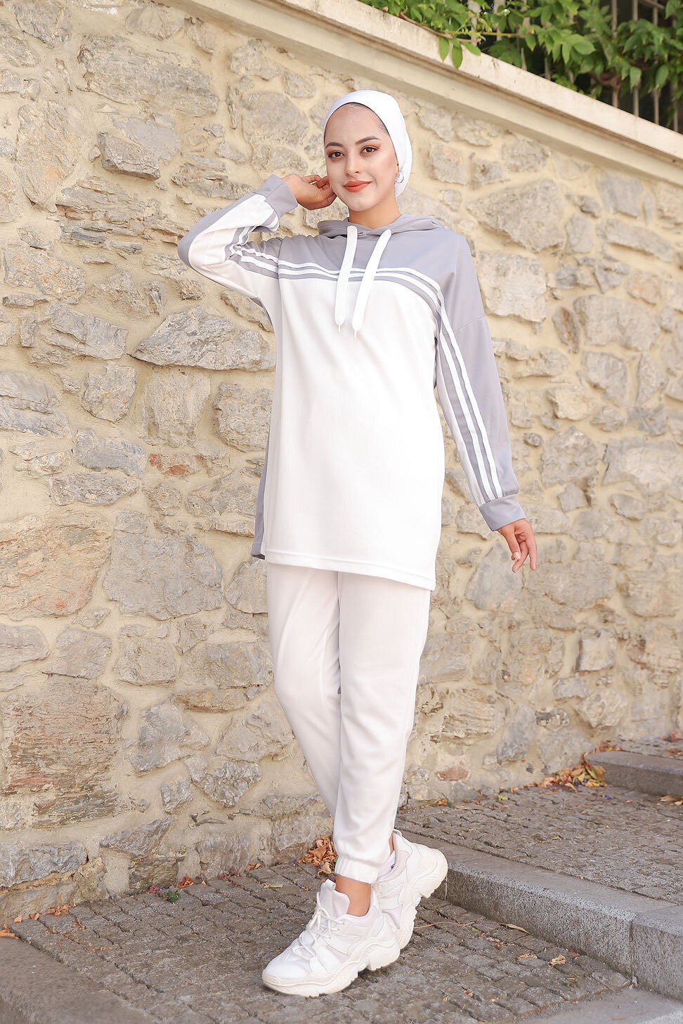 Tenue décontractée deux pièces (Pantalon jogging et Tunique) pour femme  voilée - Ensemble sportswear à 3 couleurs : noir, beige et blanc