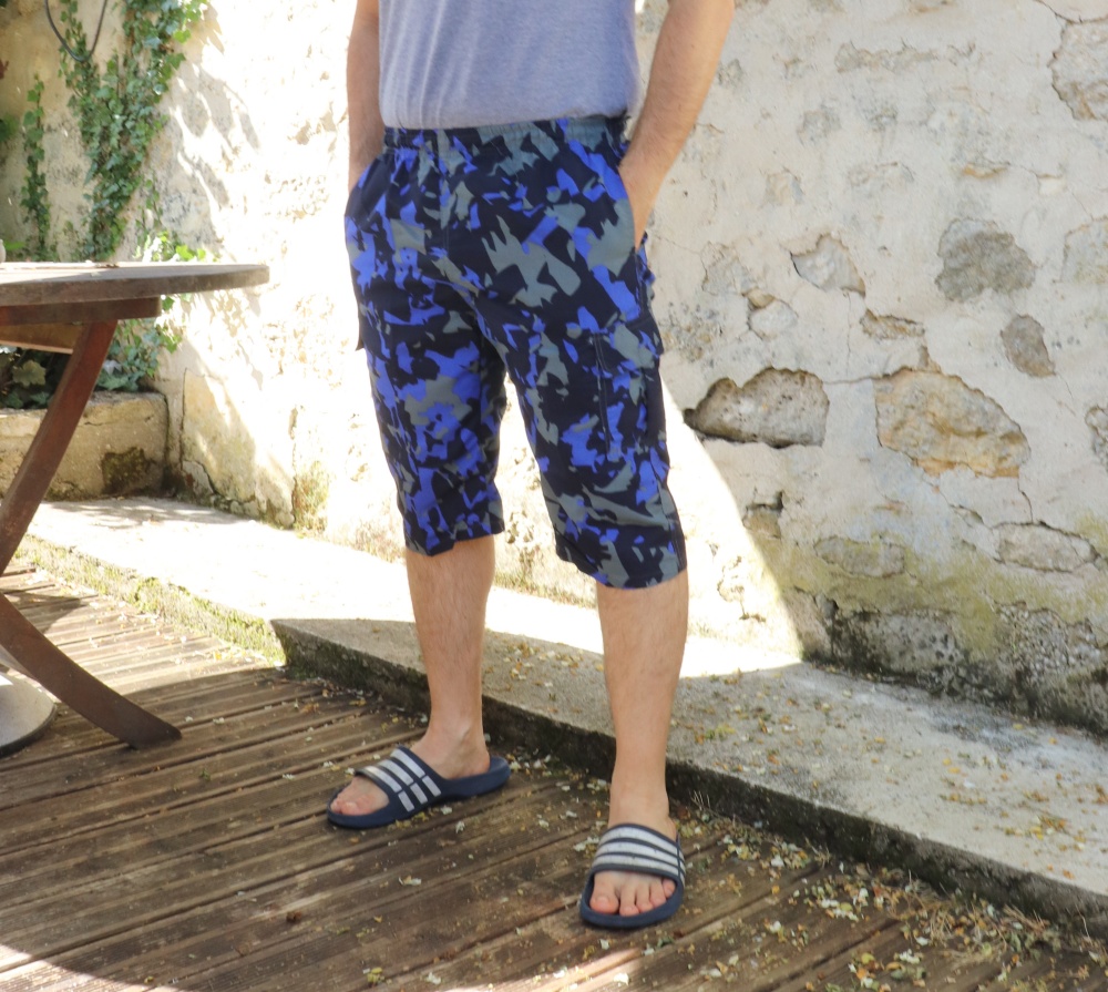 Pantacourt - Short de plage - Sarouel de Bain long genoux pour homme motifs  fleurs - Couleur Bleu marine, blanc et bleu ciel