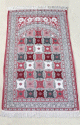 Tapis de priere tisse de type chenille avec motifs multi-couleurs et brillants fond bordeaux et argente