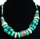 Collier ethnique imitation pierres turquoises, blanches avec des agrements argentes joliment ciseles